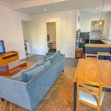 6 Bright Cozy Moulin Rouge * Parijs