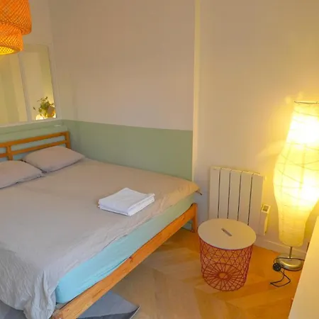 6 Bright Cozy Moulin Rouge *