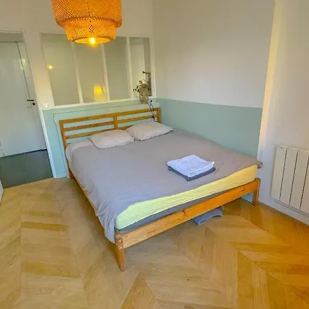 6 Bright Cozy Moulin Rouge *