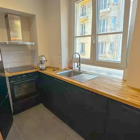 6 Bright Cozy Moulin Rouge * Paris