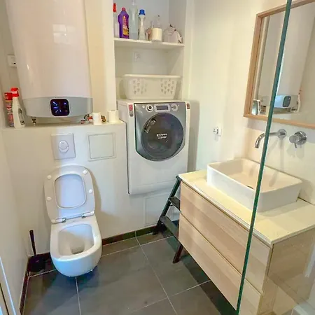 6 Bright Cozy Moulin Rouge *