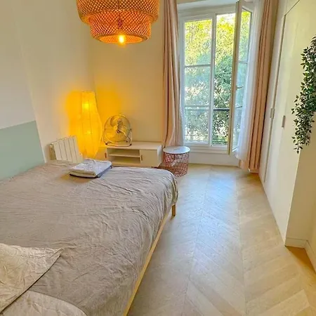 6 Bright Cozy Moulin Rouge Appartement